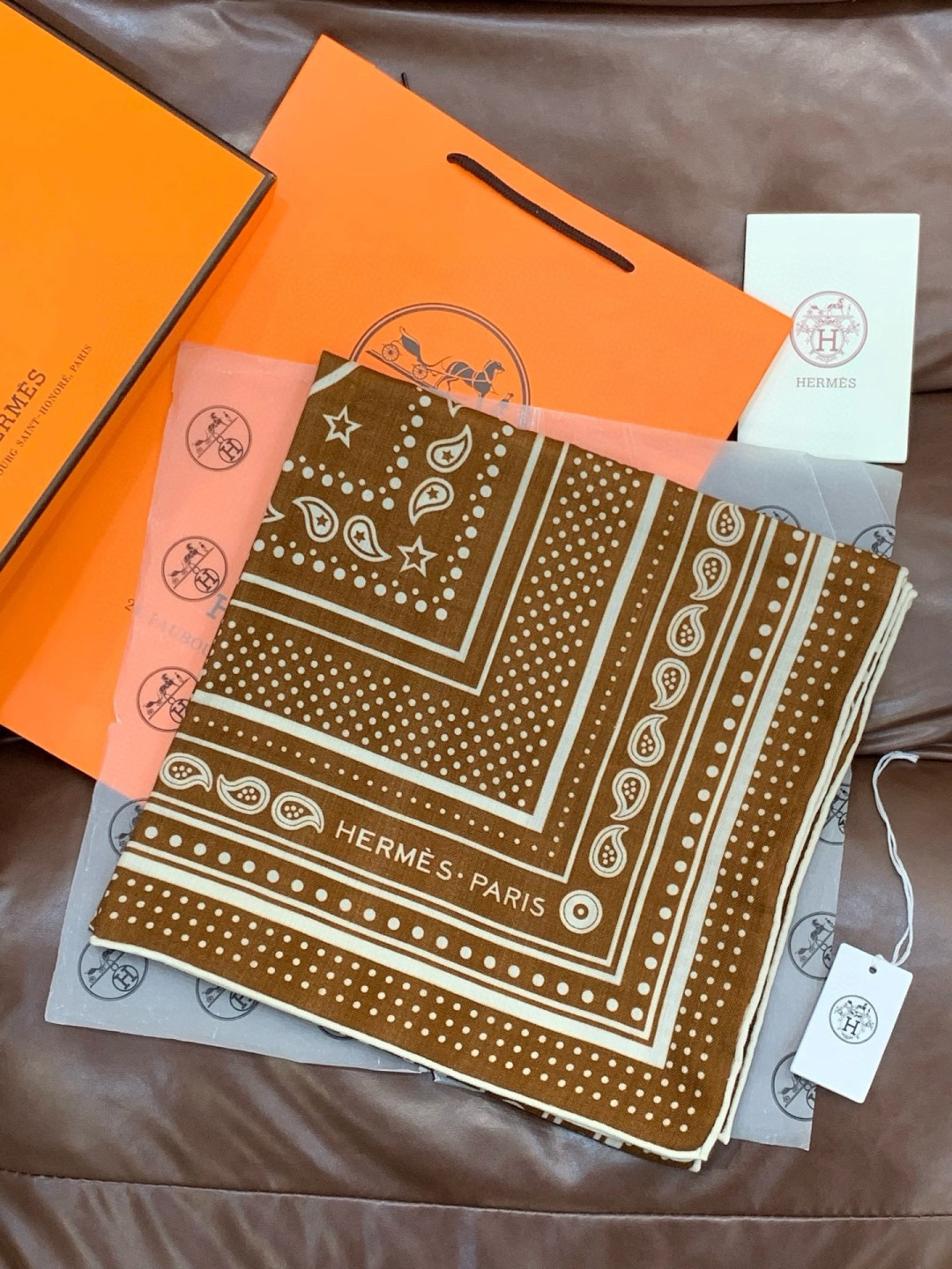 羊绒新款🆕👏👏买了都说好看‼️推荐💕爱马仕双面同色羊绒方巾【双面同色140】，顶级工艺超值‼️爱马仕专柜