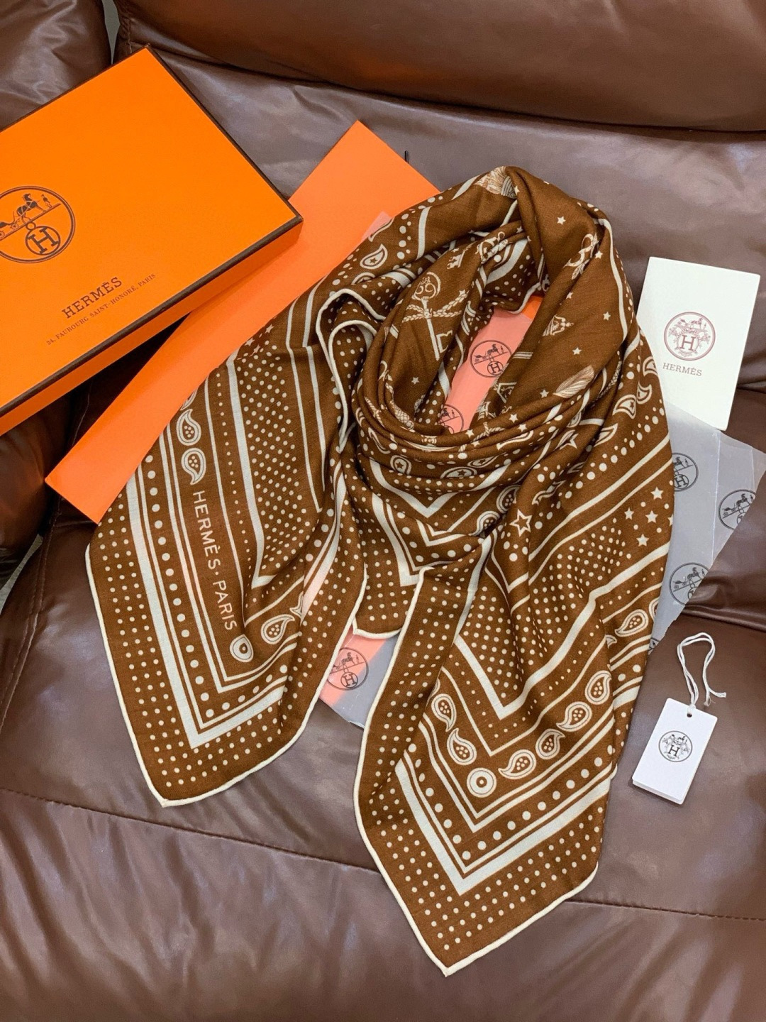 羊绒新款🆕👏👏买了都说好看‼️推荐💕爱马仕双面同色羊绒方巾【双面同色140】，顶级工艺超值‼️爱马仕专柜