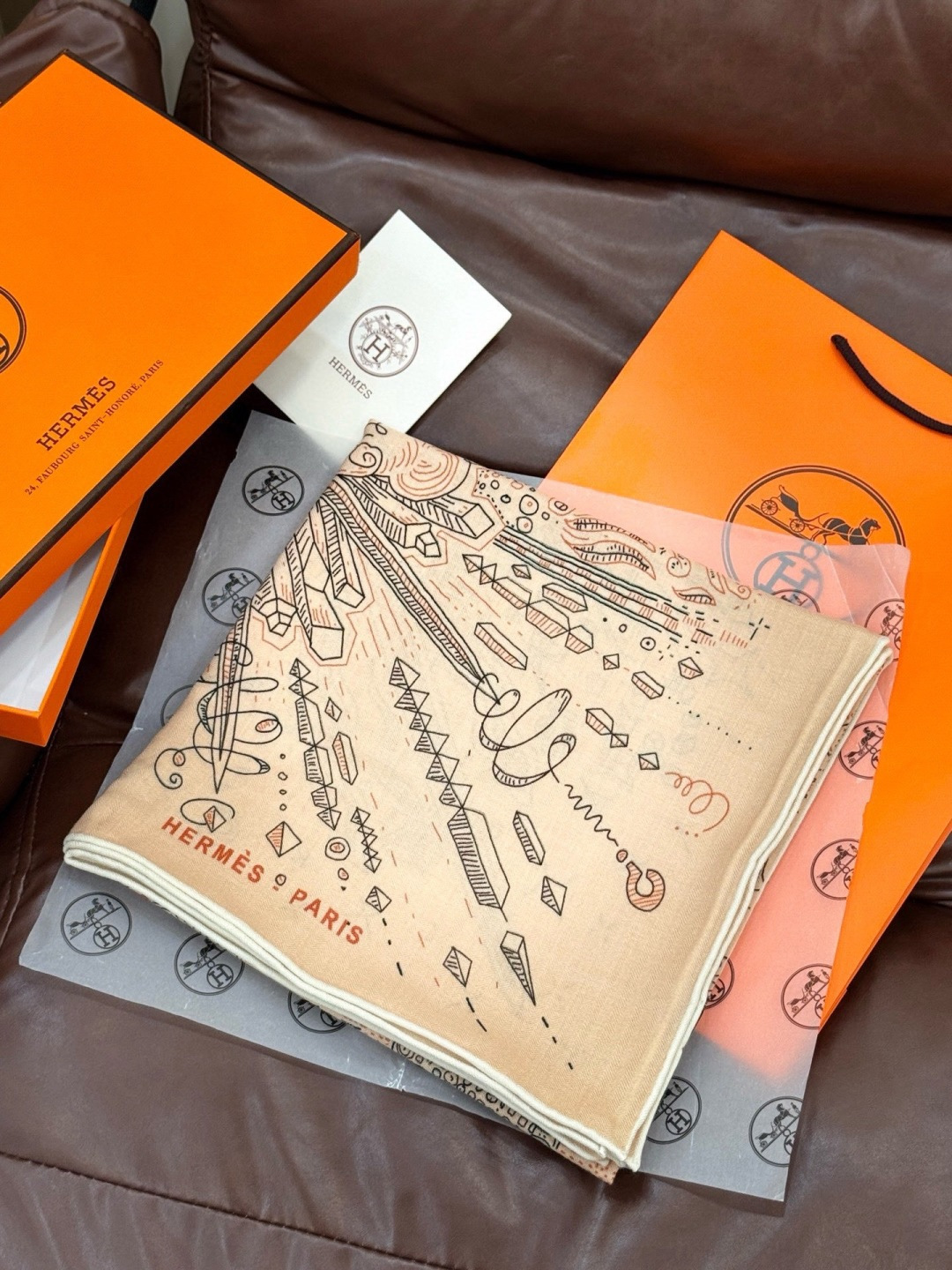 “正在接通中”140丝丝绒方巾【140顶级丝绒双面同色印花】手工卷边丝绒方巾（30%真丝70%羊绒）这款