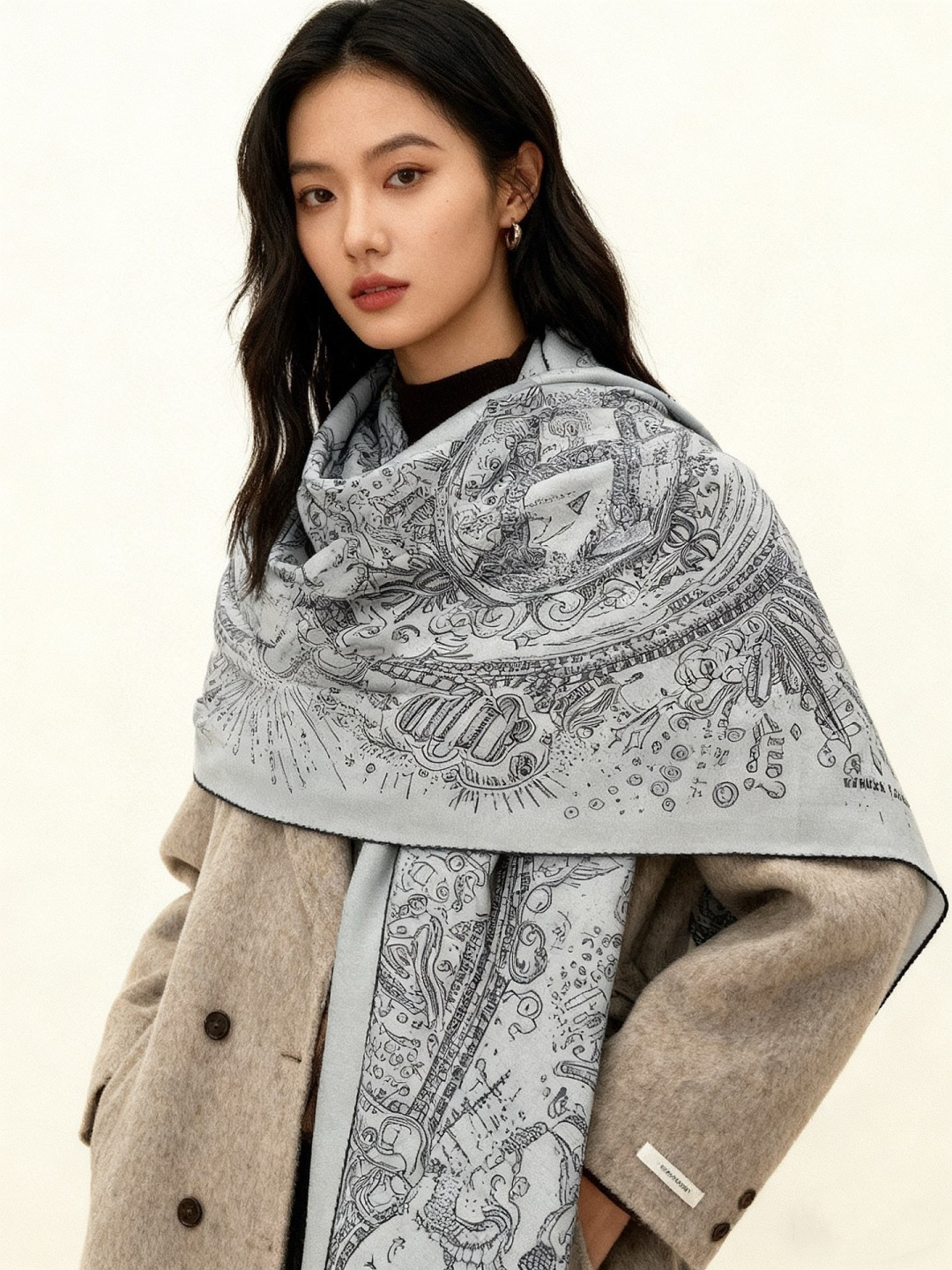 “正在接通中”140丝丝绒方巾【140顶级丝绒双面同色印花】手工卷边丝绒方巾（30%真丝70%羊绒）这款