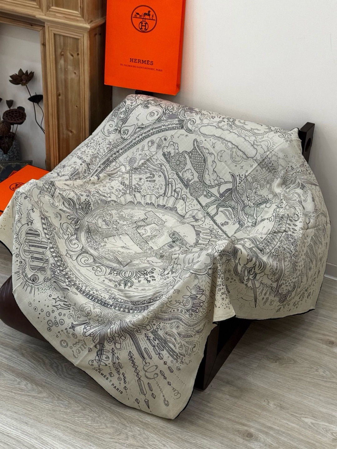 “正在接通中”140丝丝绒方巾【140顶级丝绒双面同色印花】手工卷边丝绒方巾（30%真丝70%羊绒）这款