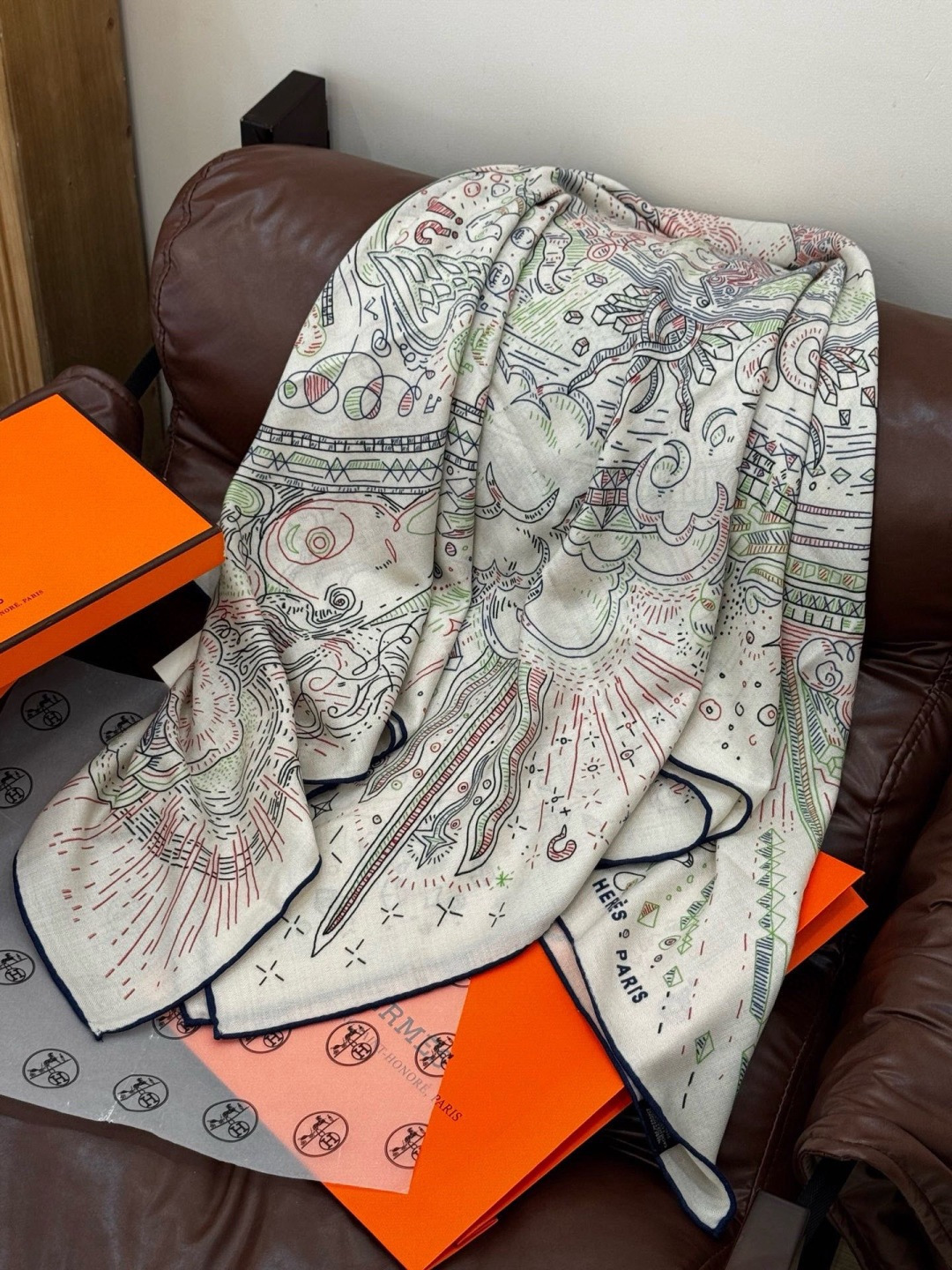 “正在接通中”140丝丝绒方巾【140顶级丝绒双面同色印花】手工卷边丝绒方巾（30%真丝70%羊绒）这款