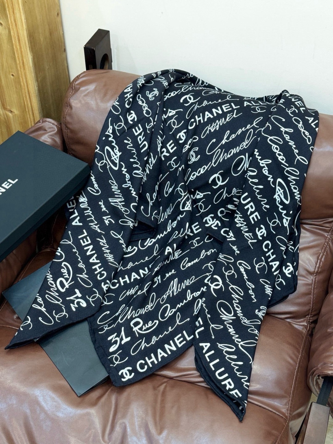 Chanel-丝绒双面方巾【140双面同色】出道即巅峰🐂火爆到一条难求🖤高级感十足的字母CC，和一切经典