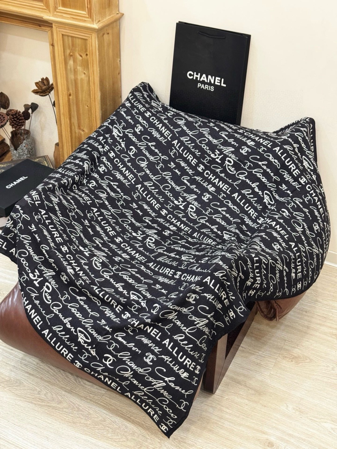 Chanel-丝绒双面方巾【140双面同色】出道即巅峰🐂火爆到一条难求🖤高级感十足的字母CC，和一切经典