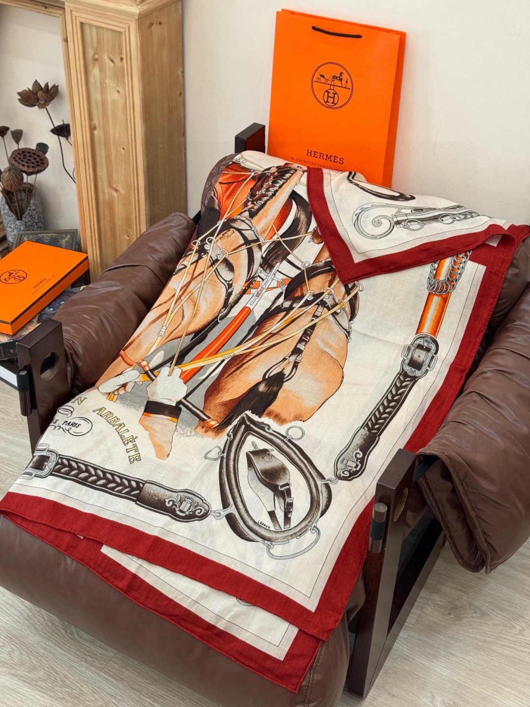 上新🆕【丝绒双面同色140披肩】“弩式牵引马具”手工卷边丝绒方巾披肩70%羊绒30%真丝这款典藏方巾展现