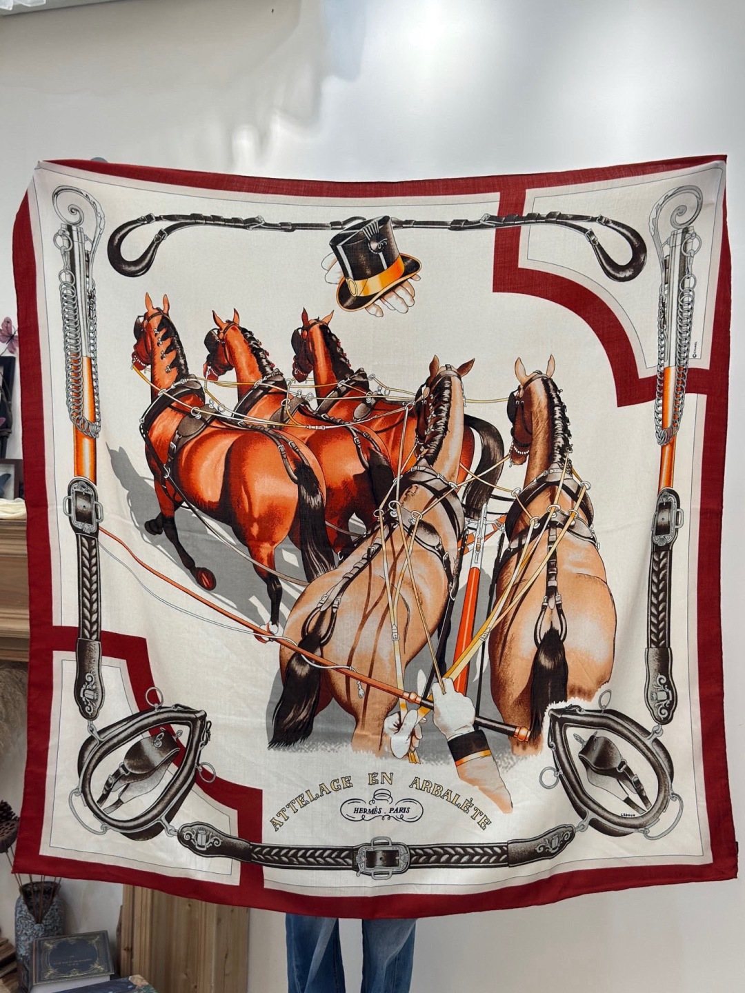 上新🆕【丝绒双面同色140披肩】“弩式牵引马具”手工卷边丝绒方巾披肩70%羊绒30%真丝这款典藏方巾展现