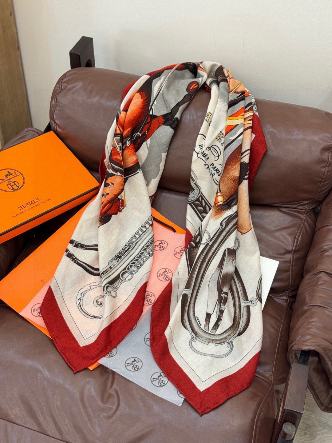 上新🆕【丝绒双面同色140披肩】“弩式牵引马具”手工卷边丝绒方巾披肩70%羊绒30%真丝这款典藏方巾展现