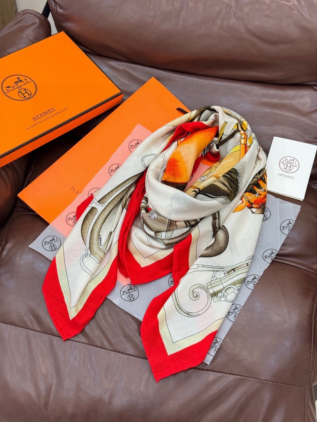 P225 上新🆕【丝绒双面同色140披肩】“弩式牵引马具”
手工卷边丝绒方巾披肩70%羊绒30%真丝
这款典藏方巾展现品牌的历史传承,通过别致的经典色彩向原创设计致敬。作品未经重新诠释或设计,以简单而忠实的方式呈现艺术家创作的原始设计。
这款爱马仕点睛配饰可以多种方式佩戴,与任何服饰皆搭配得宜。无论系绕颈间,或作为上衣、腰带及头巾佩戴,皆赏心悦目。
法国制造。
设计师菲利普·勒度(Philippe Ledoux)
尺寸:135×135厘米 | 由于这款方巾采用手工卷边,标示的尺寸或会略有不同。