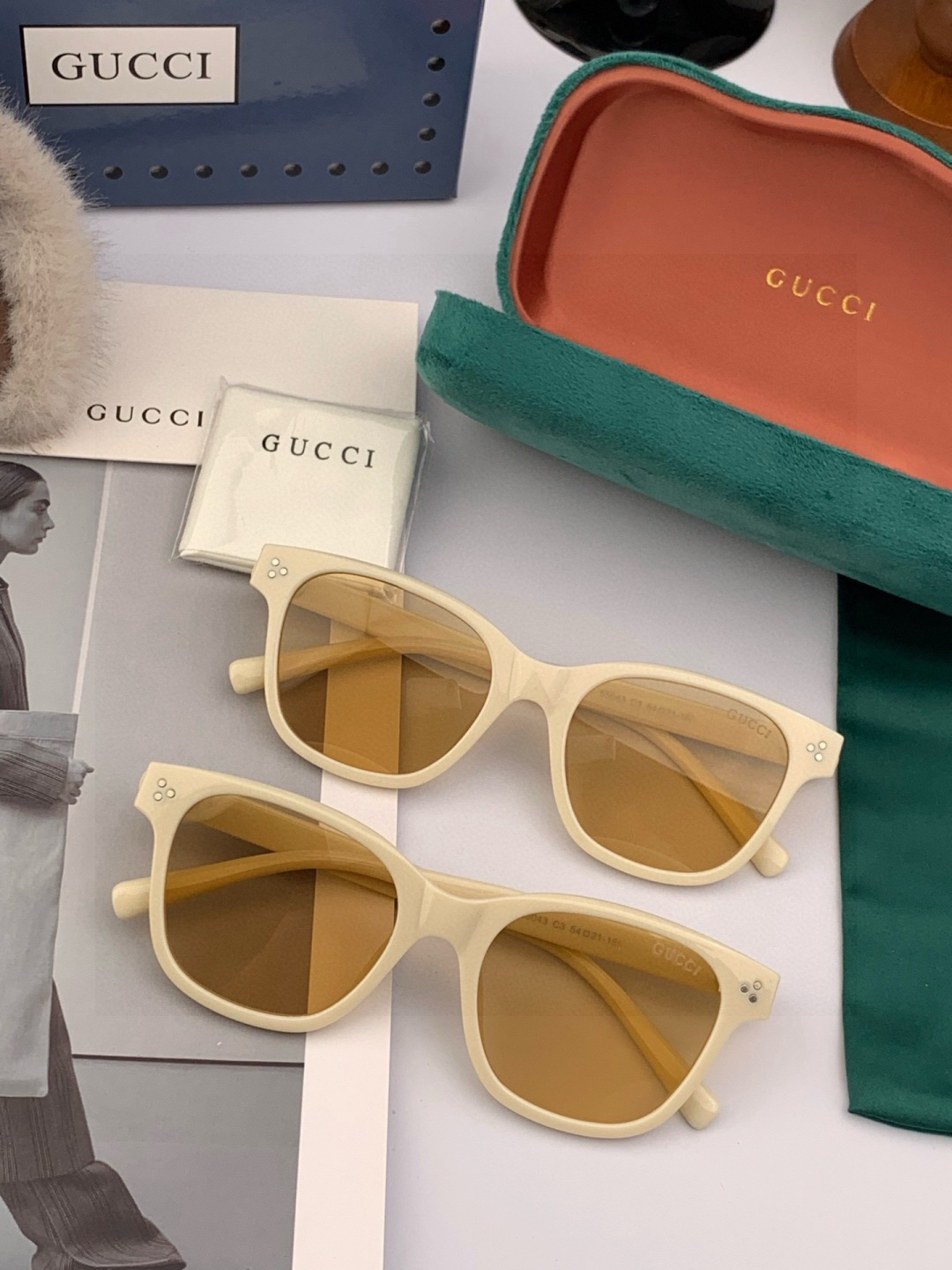 Gucci 经典的小框设计，不挑脸型，无论搭配大衣还是连衣裙都非常显气质尼龙偏光镜片预防紫外线 型号：G