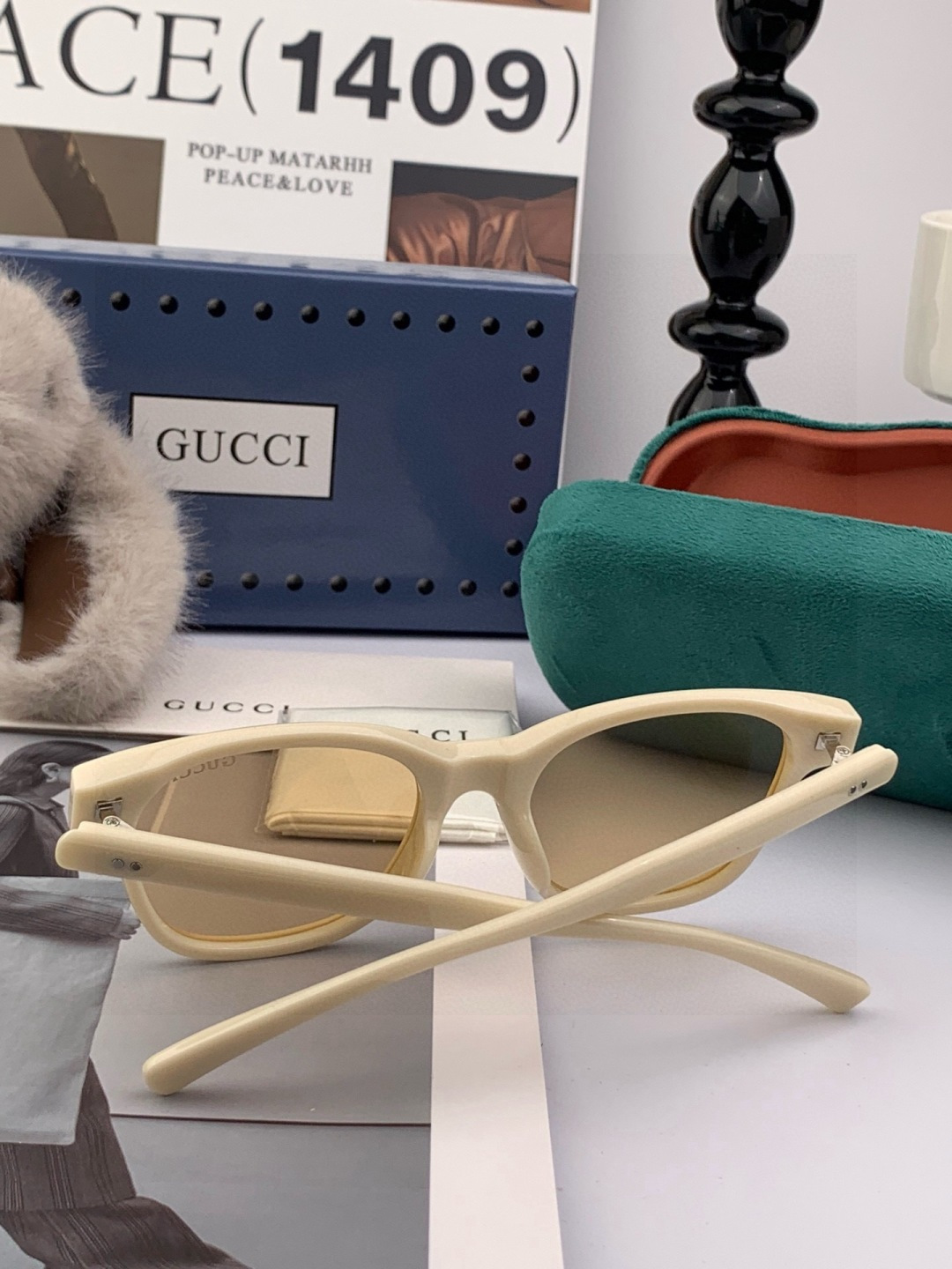 Gucci 经典的小框设计，不挑脸型，无论搭配大衣还是连衣裙都非常显气质尼龙偏光镜片预防紫外线 型号：G