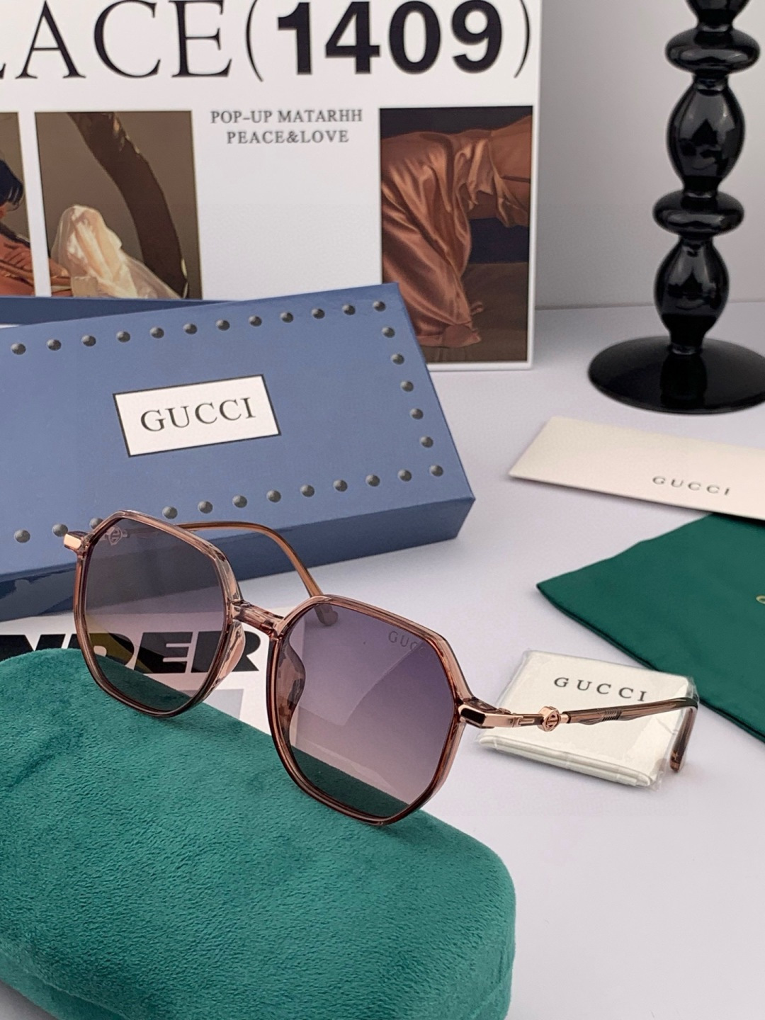 Gucci 经典的方框设计，不挑脸型，无论搭配大衣还是连衣裙都非常显气质尼龙偏光镜片预防紫外线 型号：G