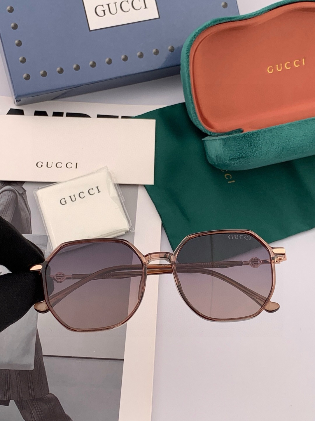 Gucci 经典的方框设计，不挑脸型，无论搭配大衣还是连衣裙都非常显气质尼龙偏光镜片预防紫外线 型号：G