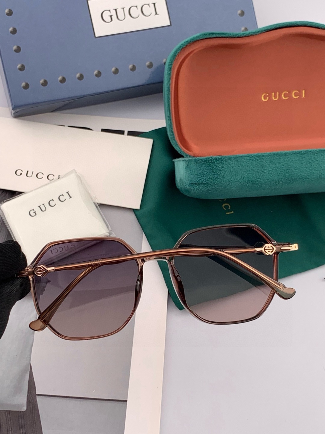 Gucci 经典的方框设计，不挑脸型，无论搭配大衣还是连衣裙都非常显气质尼龙偏光镜片预防紫外线 型号：G