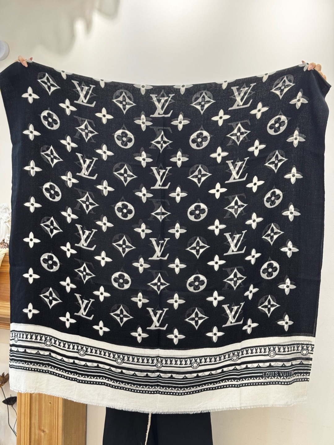 又时髦又百搭！LV新款老花长巾】提升气质和品味的好单品！！四季必备！！真的无敌实用！！Lv难得的羊绒长巾