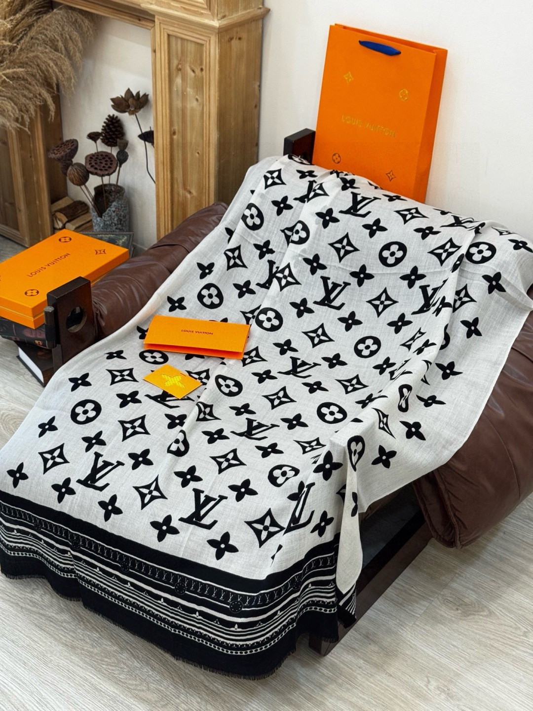 又时髦又百搭！LV新款老花长巾】提升气质和品味的好单品！！四季必备！！真的无敌实用！！Lv难得的羊绒长巾