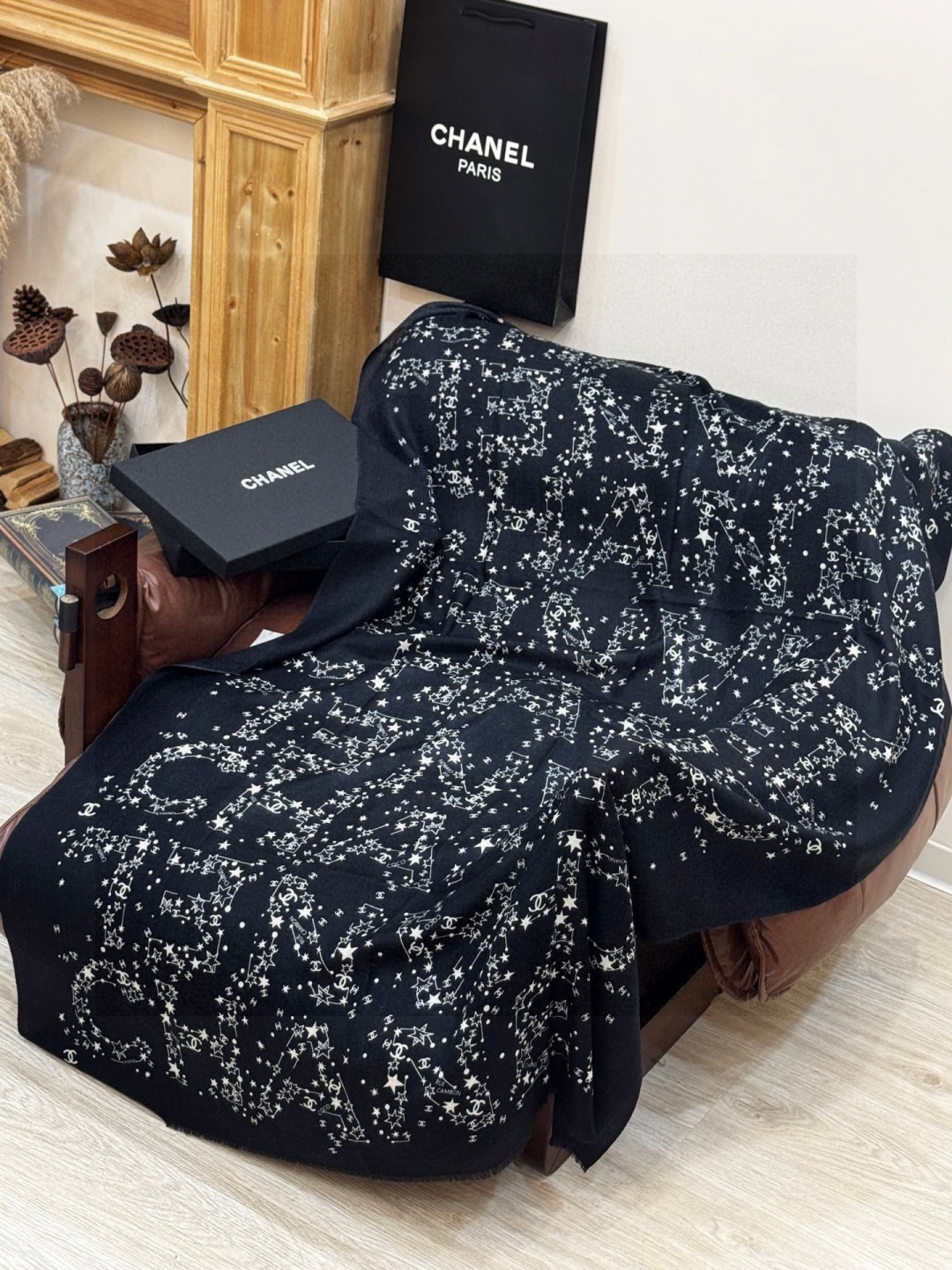 💟CHANEL香奈儿经典元素设计优雅大方，绕在颈间超级完美💋💋简直人间的尤物😍 专柜品质[玫瑰]长巾10