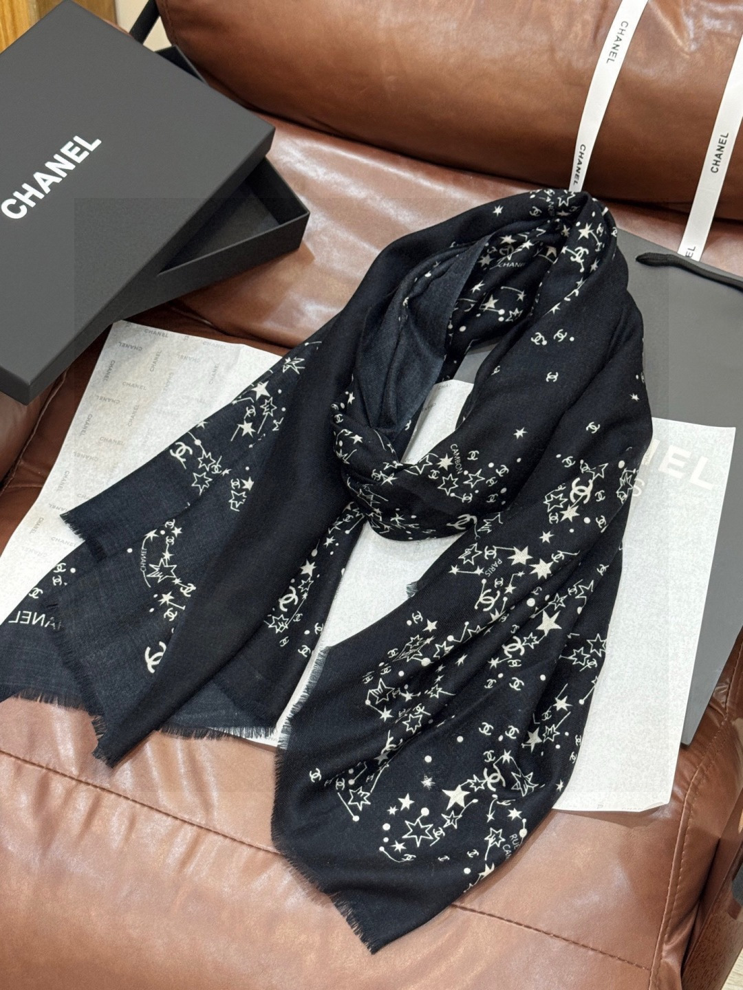 💟CHANEL香奈儿经典元素设计优雅大方，绕在颈间超级完美💋💋简直人间的尤物😍 专柜品质[玫瑰]长巾10