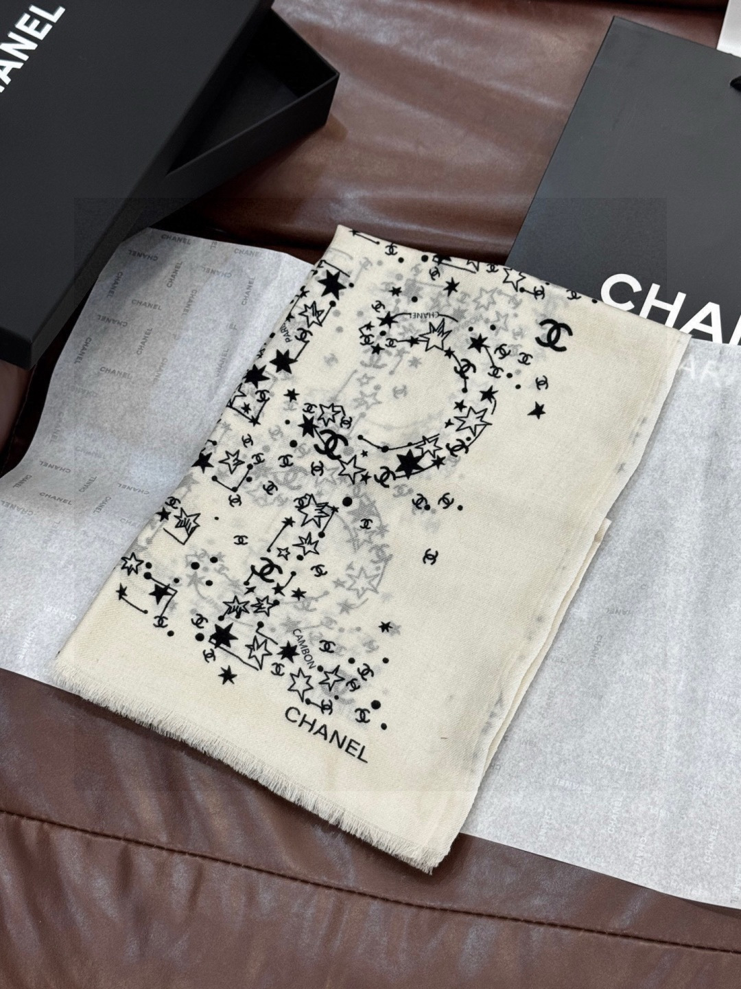 💟CHANEL香奈儿经典元素设计优雅大方，绕在颈间超级完美💋💋简直人间的尤物😍 专柜品质[玫瑰]长巾10