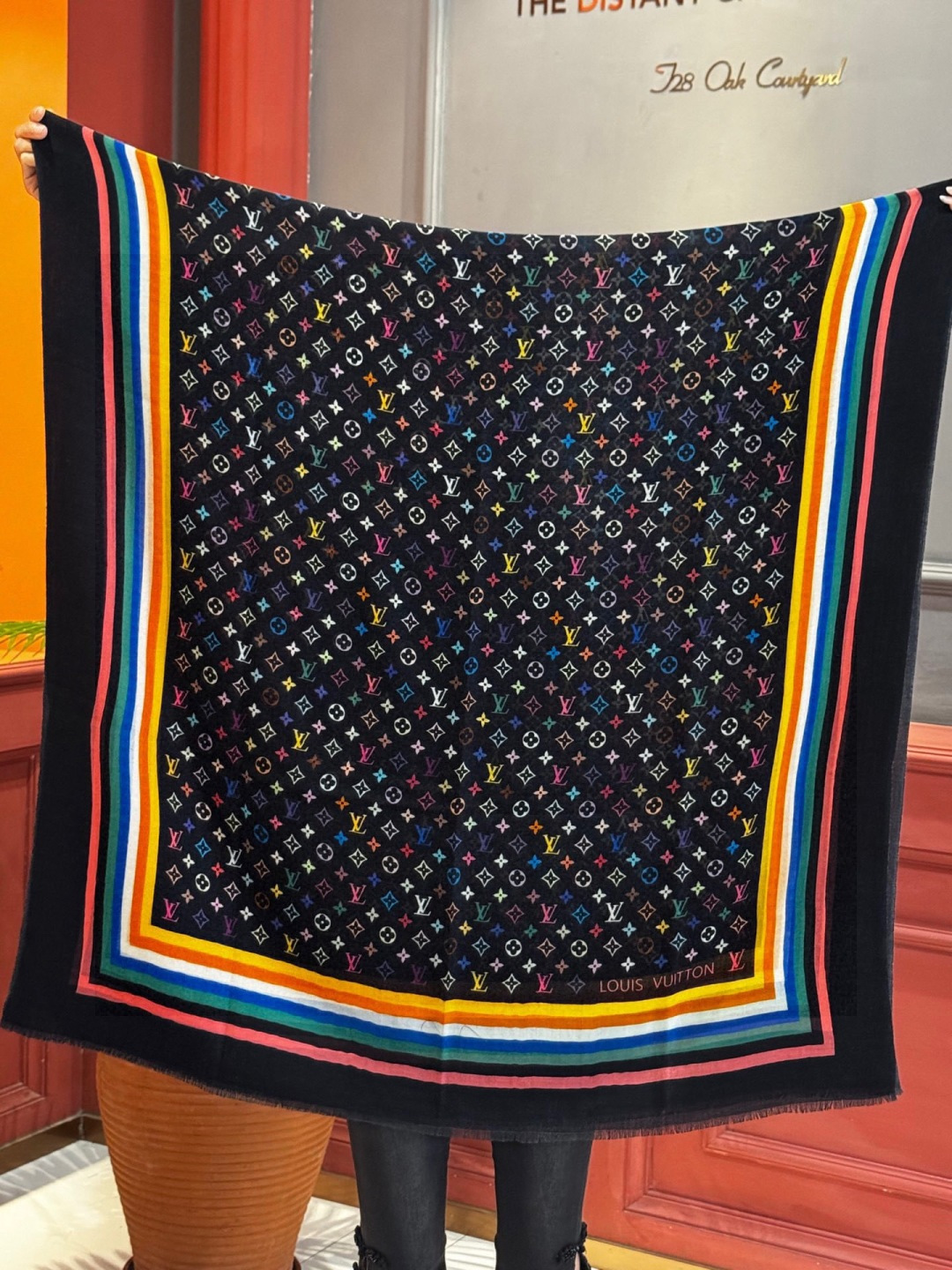 💟25年Iv最火的村上隆三彩羊绒长巾出货了！也可做装裱画，绝美无比，尽显时尚高端大气奢华风格！年度最佳爆