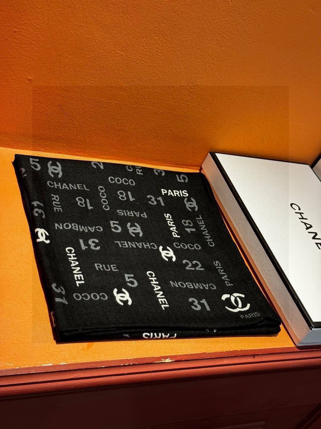 P210 上新❤️
【2025Chanel】
经典茶花优雅Coco风,Chanel最新菱格丝绒大方巾~气质到骨子里,香奶奶新一季的面料超高级,真心超级柔软,丝丝顺滑,韧性很强 不容易被轻易勾丝!今年新出的系列~真的被这样的设计美到,香奈儿家的丝巾绝对是优雅的代表,一条小香的丝巾,给你最好的搭配!!
必入!上身效果简直优雅气质到不行,非常灵动.层次优雅质感.层层叠叠出醒目而不张扬的华丽名媛感,图案是虚线菱格纹设计~线条感更显质感,香粉必入
60*180的尺寸,上身效果真的不用多说的美(搭配服饰鞋包更有感觉)!实物绝对更美!经典黑白色