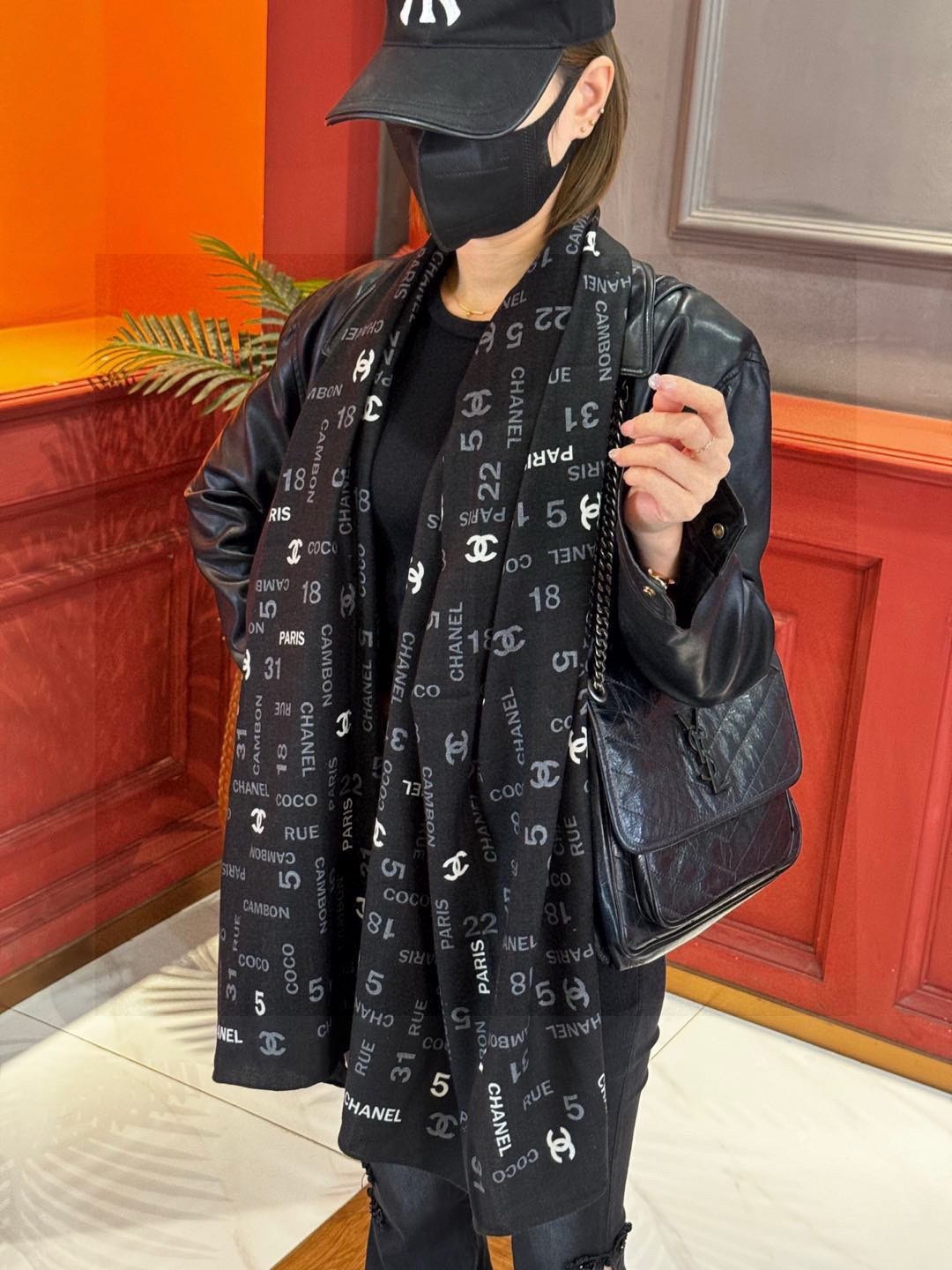 P210 上新❤️
【2025Chanel】
经典茶花优雅Coco风,Chanel最新菱格丝绒大方巾~气质到骨子里,香奶奶新一季的面料超高级,真心超级柔软,丝丝顺滑,韧性很强 不容易被轻易勾丝!今年新出的系列~真的被这样的设计美到,香奈儿家的丝巾绝对是优雅的代表,一条小香的丝巾,给你最好的搭配!!
必入!上身效果简直优雅气质到不行,非常灵动.层次优雅质感.层层叠叠出醒目而不张扬的华丽名媛感,图案是虚线菱格纹设计~线条感更显质感,香粉必入
60*180的尺寸,上身效果真的不用多说的美(搭配服饰鞋包更有感觉)!实物绝对更美!经典黑白色