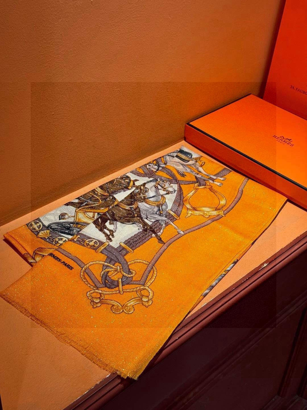 会发光发亮的围巾 新款🆕🏇🏇买了都说好看‼️推荐💕顶级工艺超值‼️爱马仕专柜爆款🎁💟立体呈现图案纹路实物