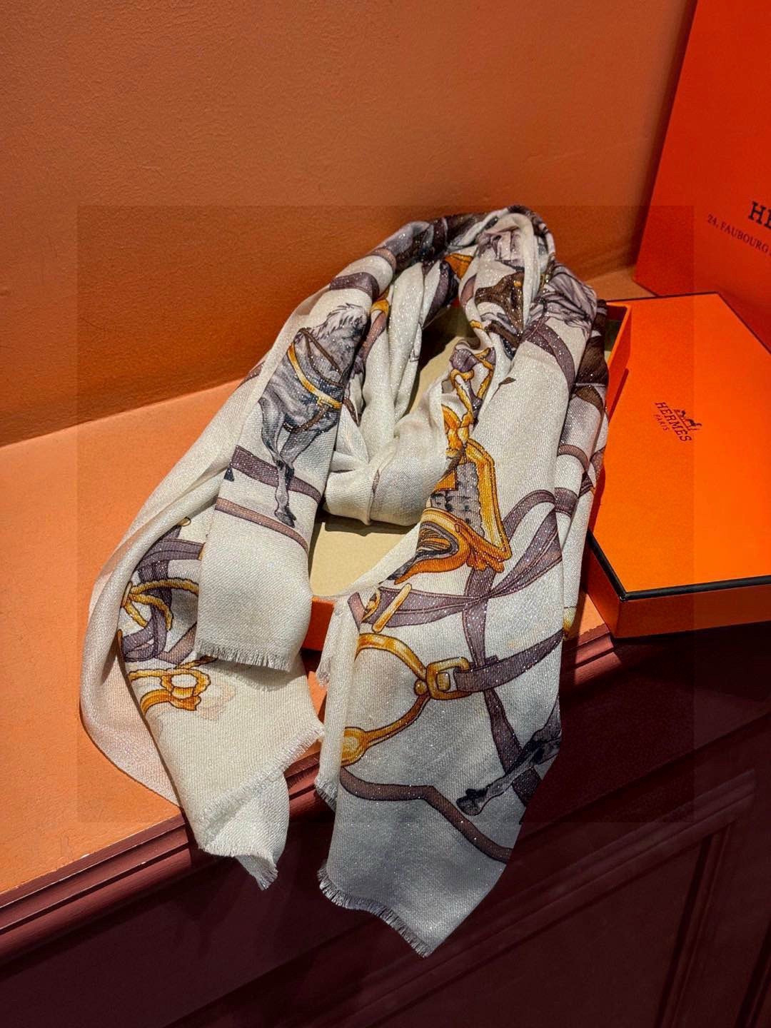 会发光发亮的围巾 新款🆕🏇🏇买了都说好看‼️推荐💕顶级工艺超值‼️爱马仕专柜爆款🎁💟立体呈现图案纹路实物