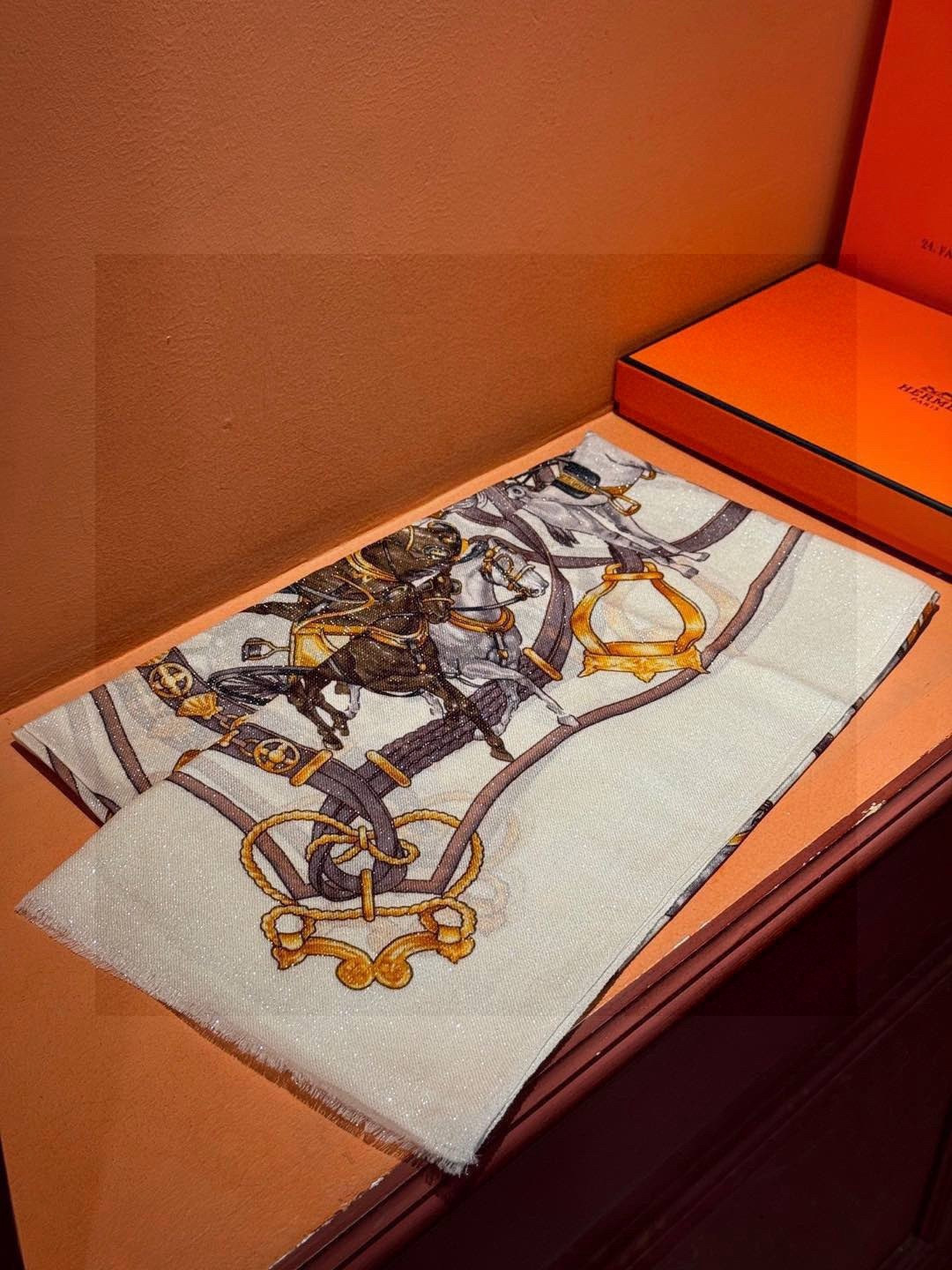 会发光发亮的围巾 新款🆕🏇🏇买了都说好看‼️推荐💕顶级工艺超值‼️爱马仕专柜爆款🎁💟立体呈现图案纹路实物