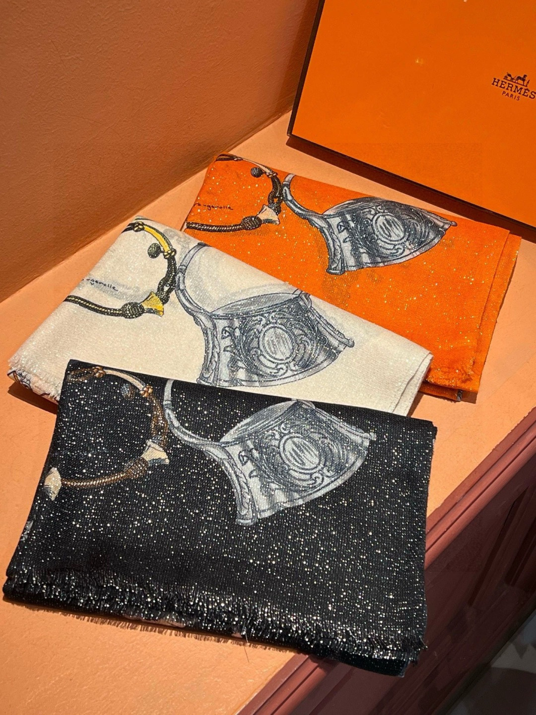 会发光发亮的围巾 新款🆕🏇🏇买了都说好看‼️推荐💕顶级工艺超值‼️爱马仕专柜爆款🎁💟立体呈现图案纹路实物