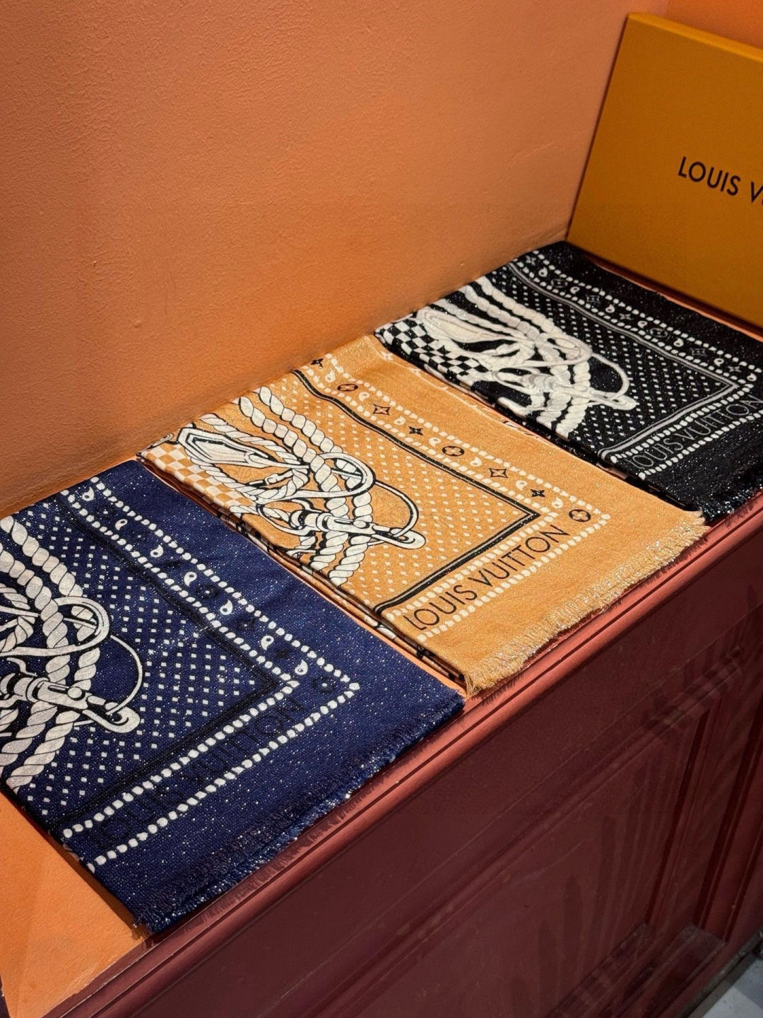 会发光发亮的围巾 💄💋新款客供亮片💖羊绒面料长巾 😘美翻了[流泪]【彩色山茶花银线长巾】御用殿堂级极‼️