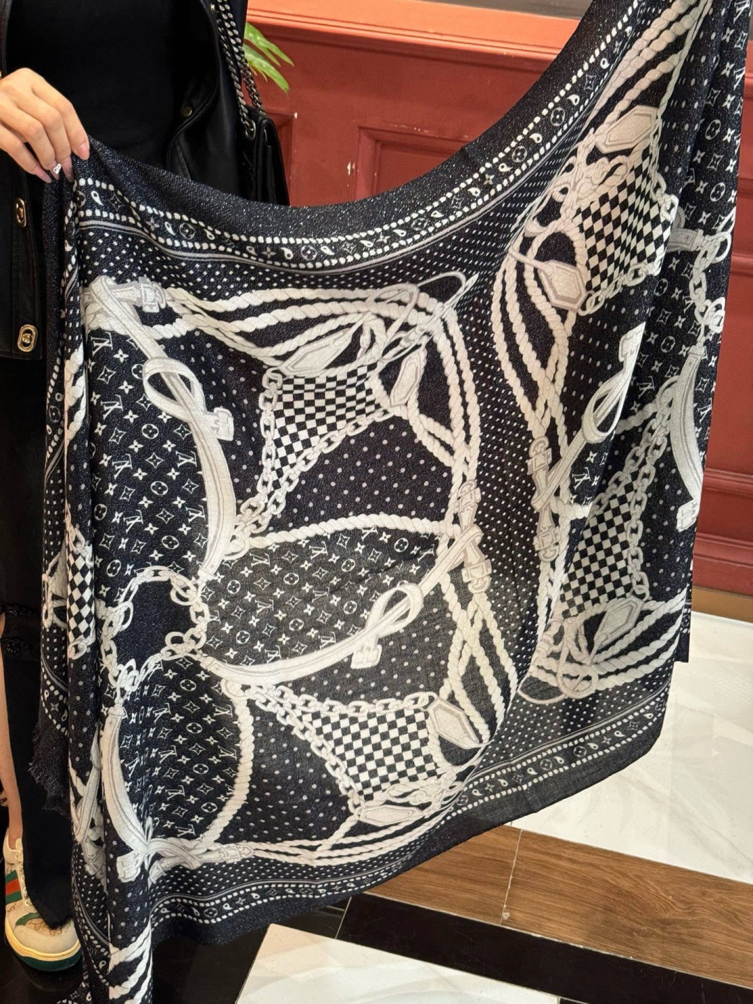 会发光发亮的围巾 💄💋新款客供亮片💖羊绒面料长巾 😘美翻了[流泪]【彩色山茶花银线长巾】御用殿堂级极‼️