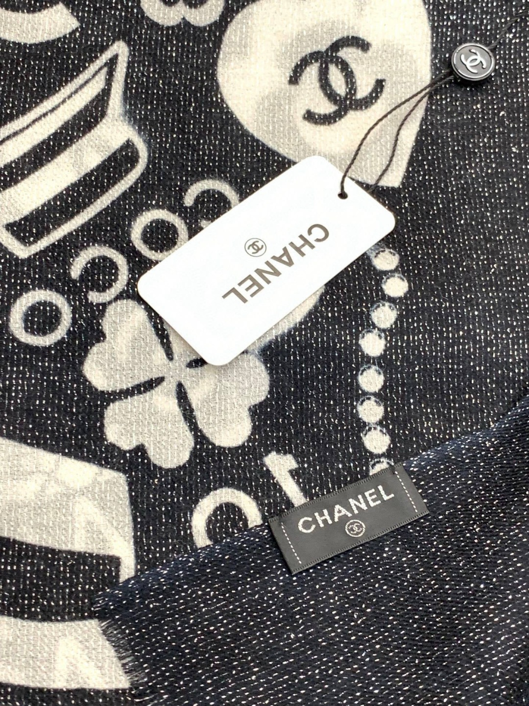 上新🌟 会发光发亮的围巾 💄💋新款客供银线💖羊绒面料长巾 😘美翻了[流泪]【小香银线图标】，御用殿堂级极