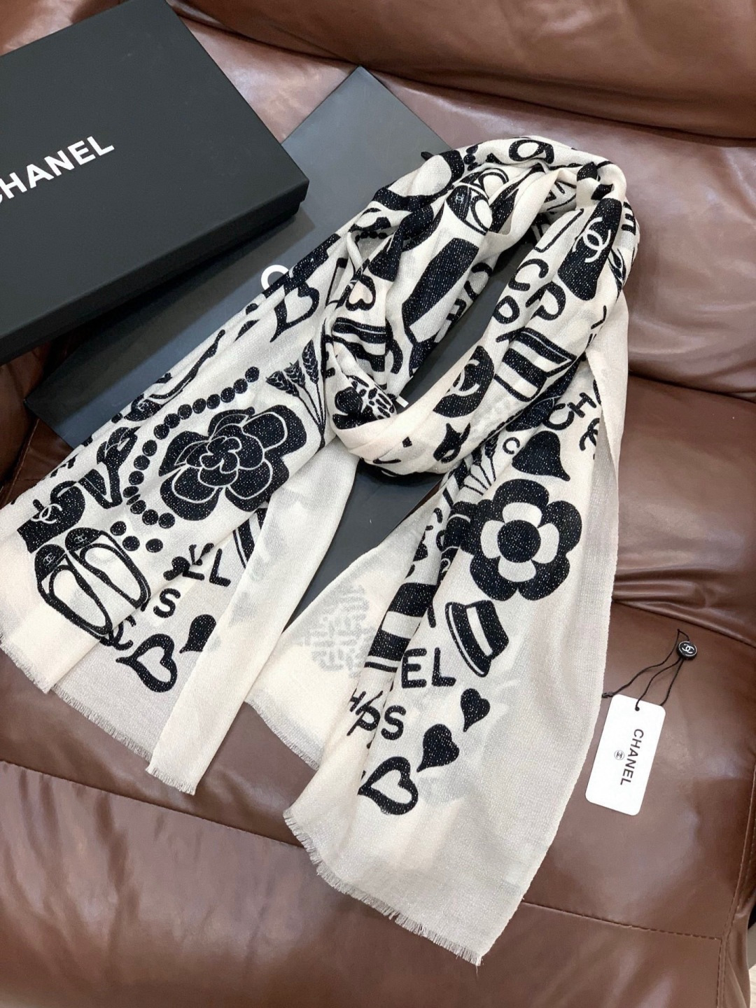 上新🌟 会发光发亮的围巾 💄💋新款客供银线💖羊绒面料长巾 😘美翻了[流泪]【小香银线图标】，御用殿堂级极