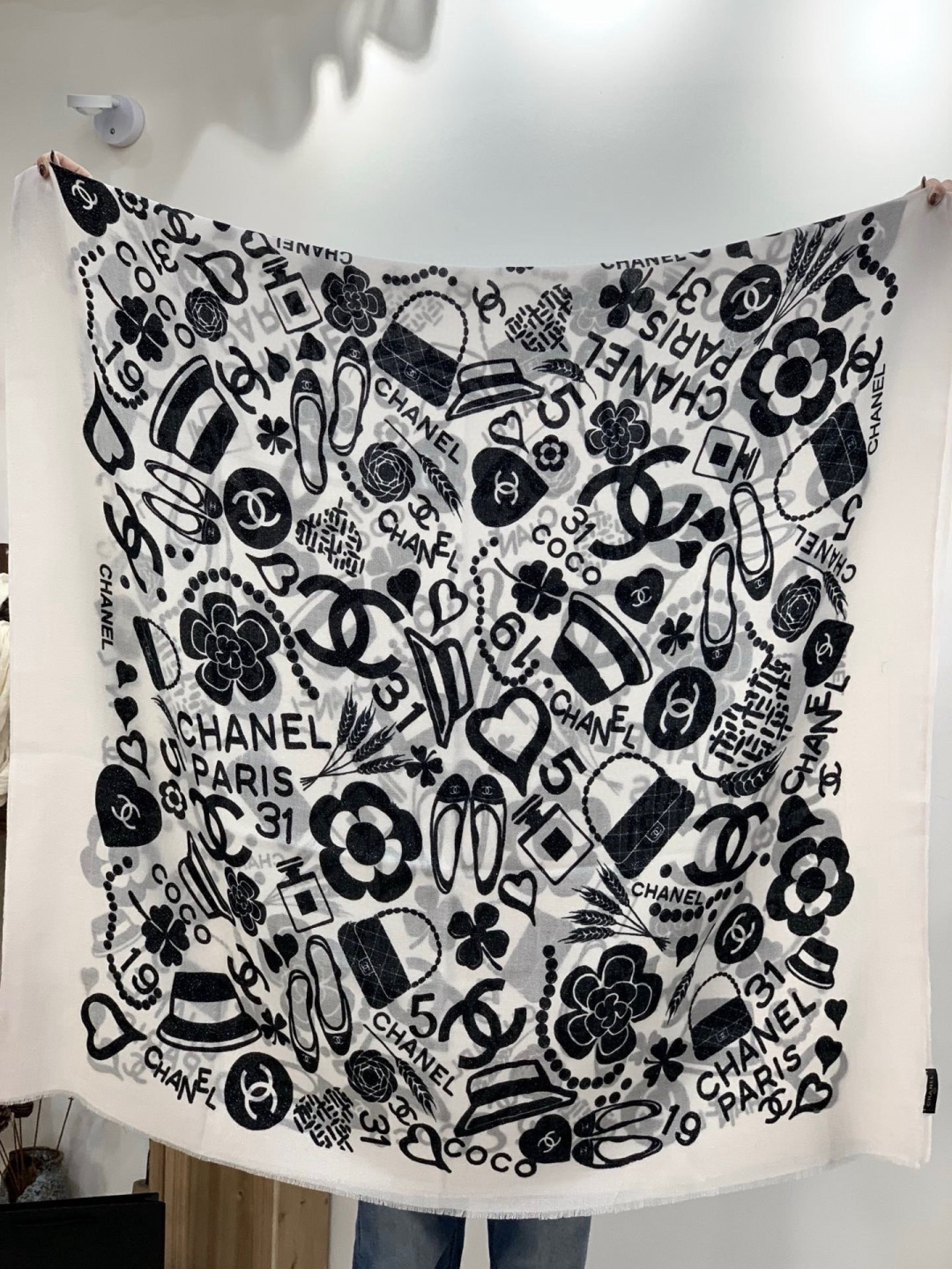 上新🌟 会发光发亮的围巾 💄💋新款客供银线💖羊绒面料长巾 😘美翻了[流泪]【小香银线图标】，御用殿堂级极