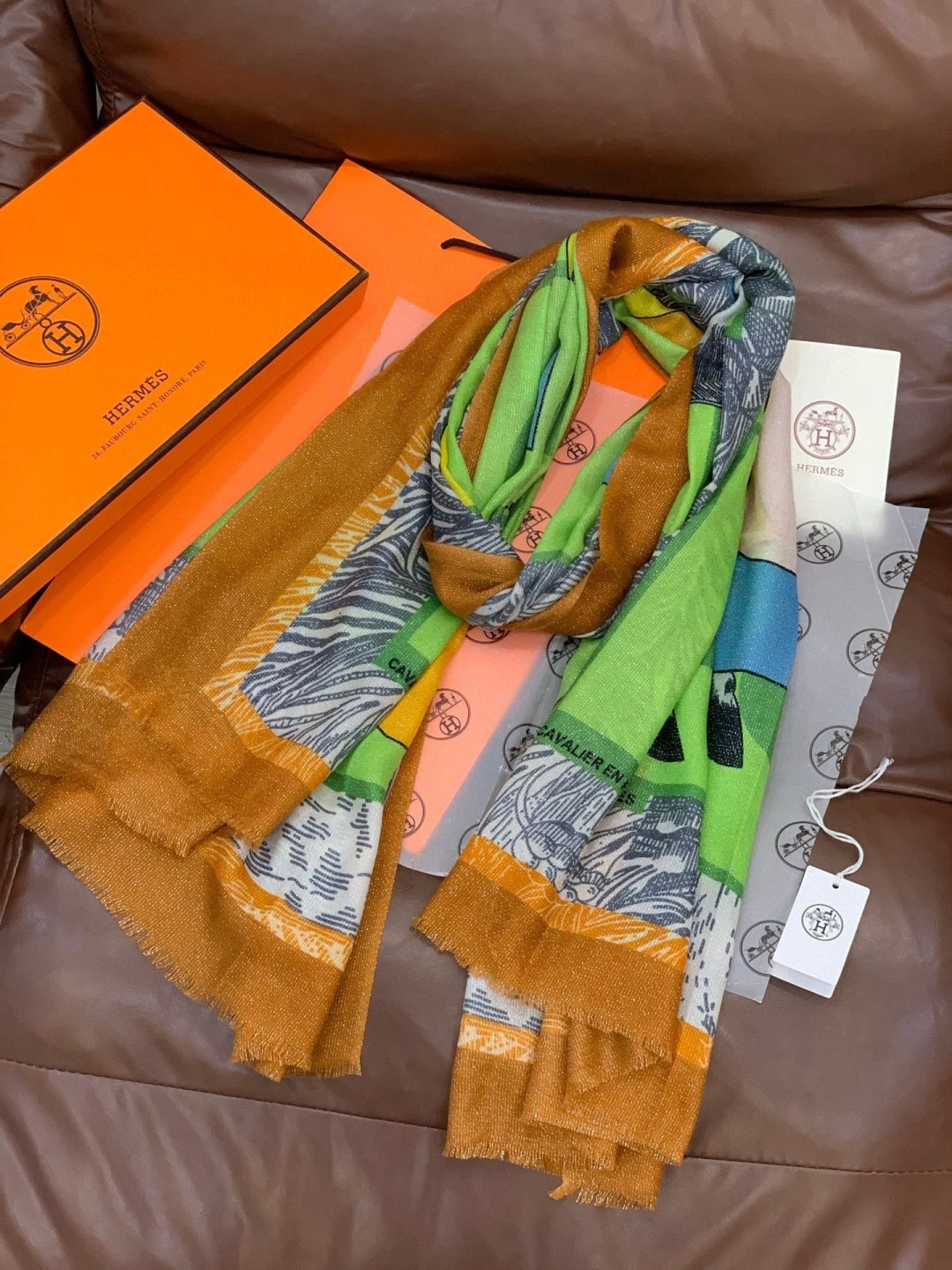 会发光发亮的围巾 爱马仕 专柜同步 买了都说好看羊绒印花‼️推荐💕顶级工艺超值‼️爱马仕专柜爆款🎁🎁羊绒