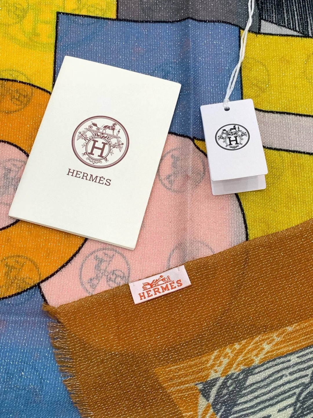 会发光发亮的围巾 爱马仕 专柜同步 买了都说好看羊绒印花‼️推荐💕顶级工艺超值‼️爱马仕专柜爆款🎁🎁羊绒