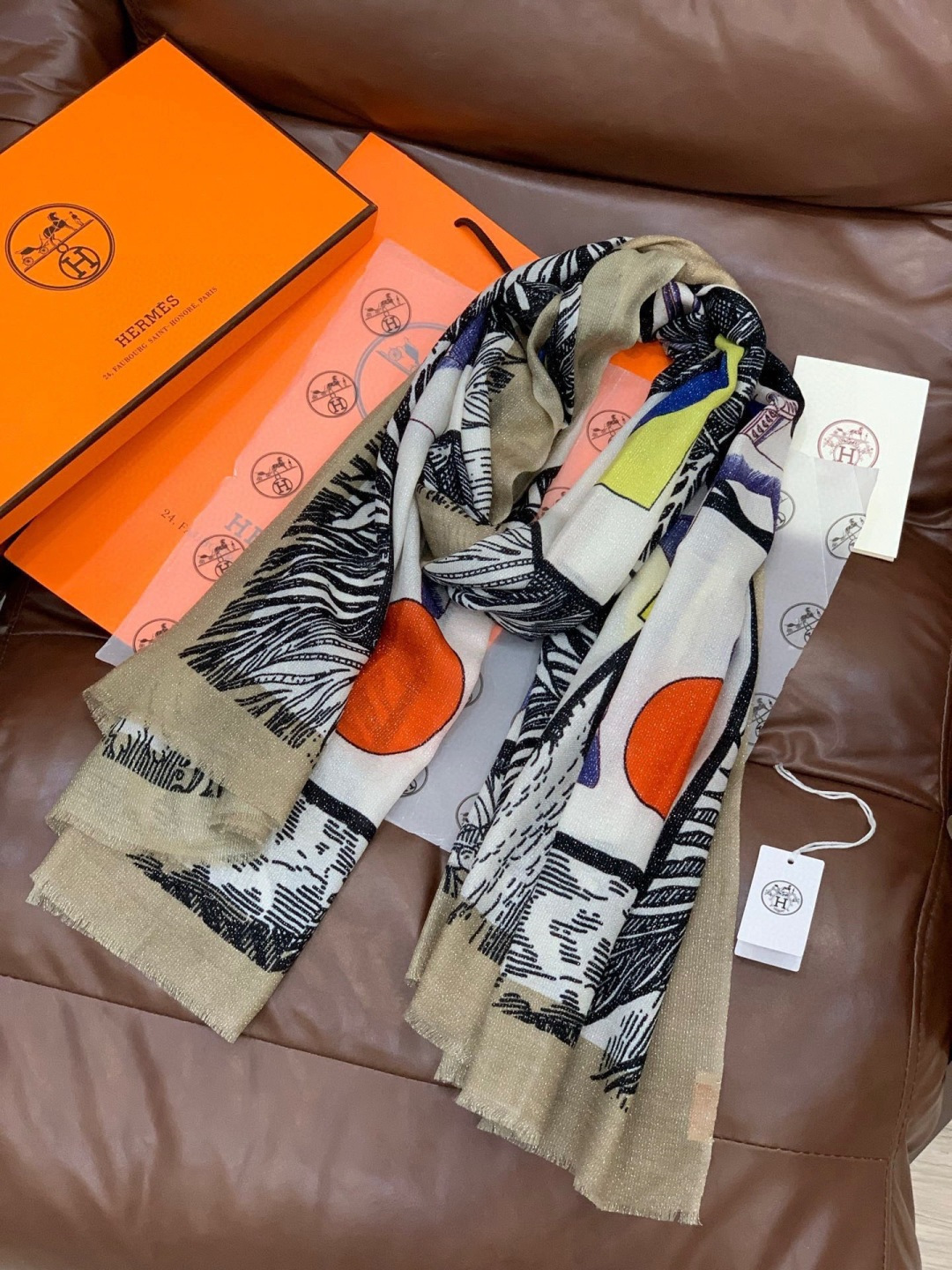 会发光发亮的围巾 爱马仕 专柜同步 买了都说好看羊绒印花‼️推荐💕顶级工艺超值‼️爱马仕专柜爆款🎁🎁羊绒