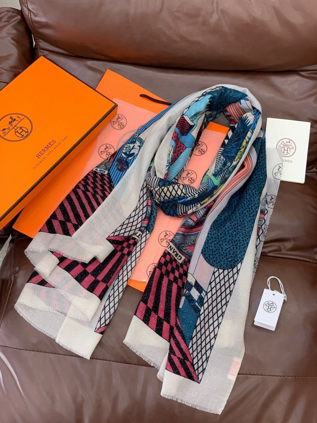 会发光发亮的围巾 爱马仕 专柜同步 买了都说好看羊绒印花‼️推荐💕顶级工艺超值‼️爱马仕专柜爆款🎁🎁羊绒