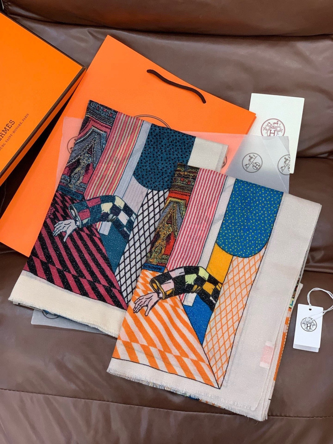 会发光发亮的围巾 爱马仕 专柜同步 买了都说好看羊绒印花‼️推荐💕顶级工艺超值‼️爱马仕专柜爆款🎁🎁羊绒