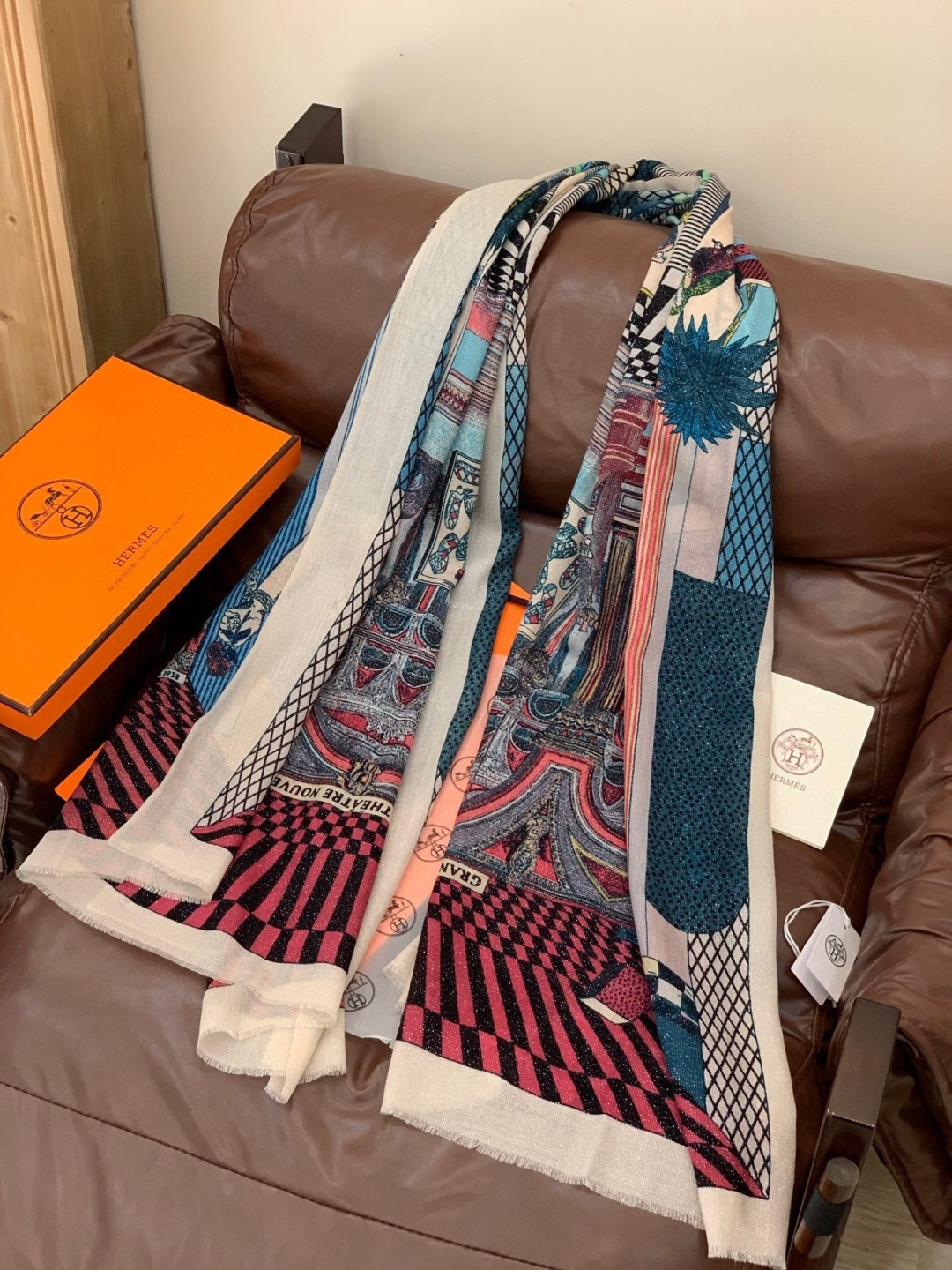 会发光发亮的围巾 爱马仕 专柜同步 买了都说好看羊绒印花‼️推荐💕顶级工艺超值‼️爱马仕专柜爆款🎁🎁羊绒