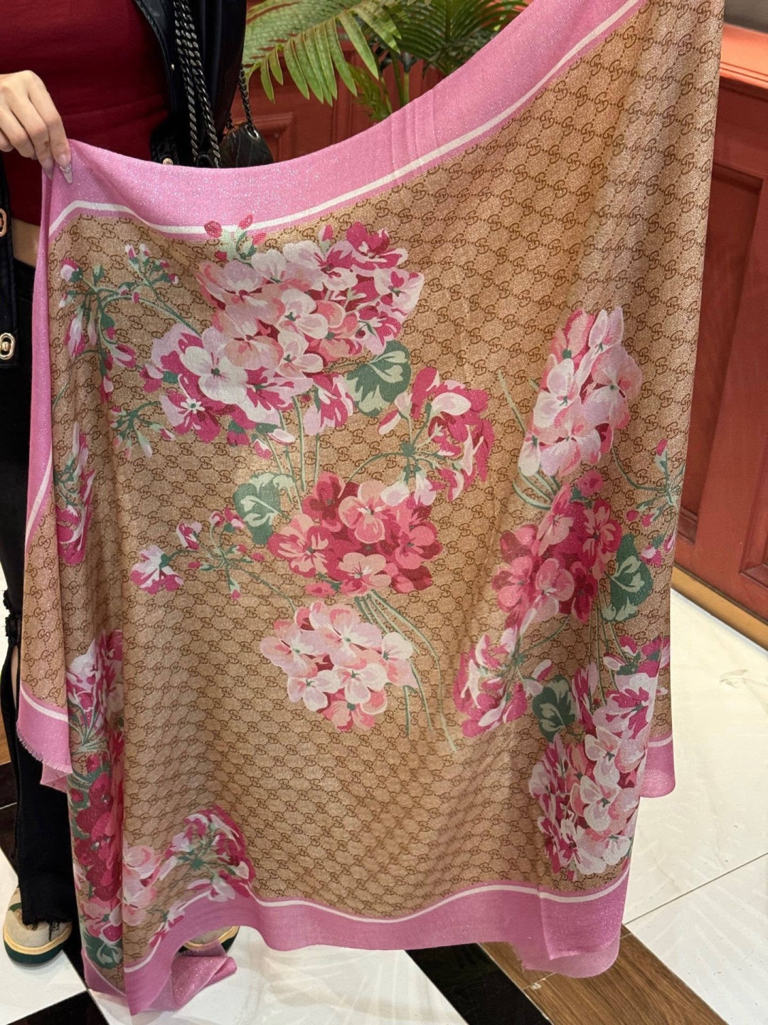 Gucci花卉羊绒围巾~超级抬气色！高级女人味！】羊绒围巾也能这么美！！！Gucci这款双面花卉羊绒围巾