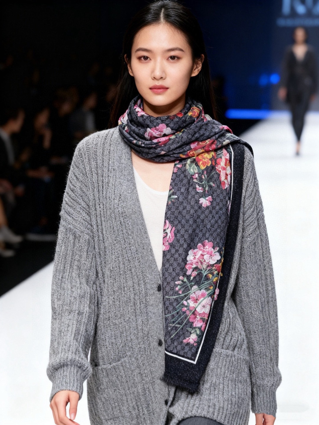 Gucci花卉羊绒围巾~超级抬气色！高级女人味！】羊绒围巾也能这么美！！！Gucci这款双面花卉羊绒围巾