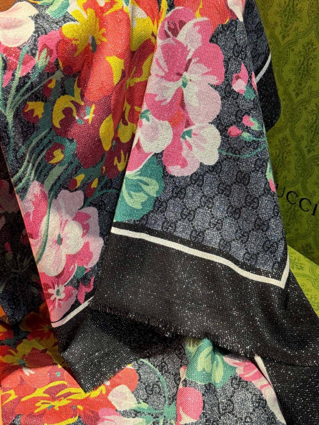 Gucci花卉羊绒围巾~超级抬气色！高级女人味！】羊绒围巾也能这么美！！！Gucci这款双面花卉羊绒围巾