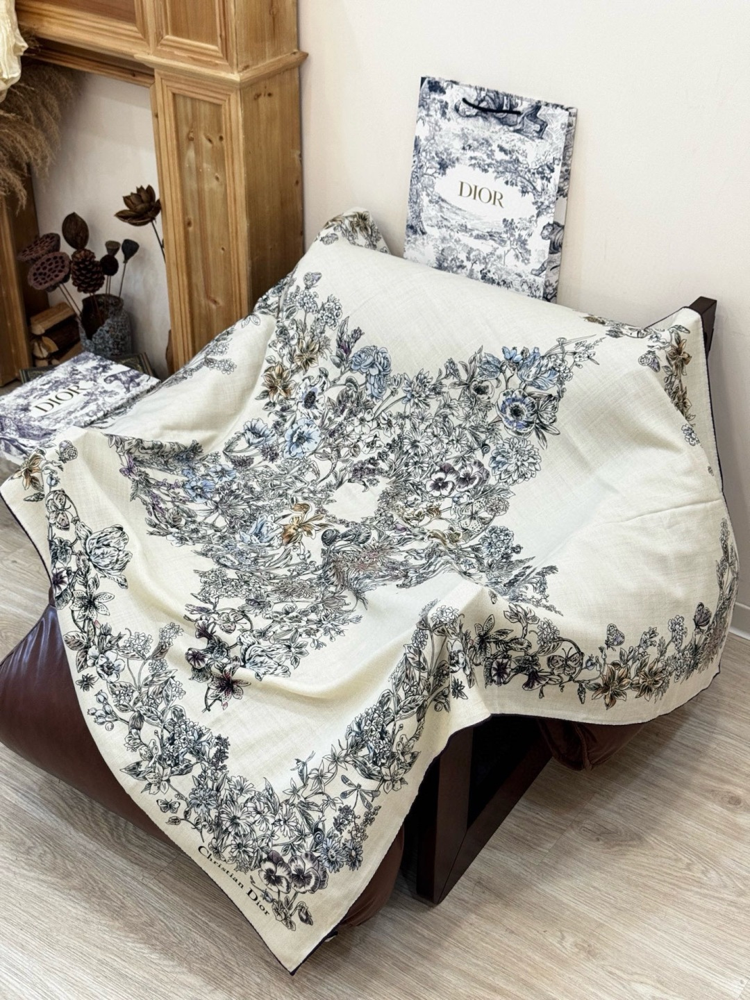 Dior 140双面丝绒印花方巾这款方巾以 Dior Star 图案呈现 Dior 的幸运星，通过该系列