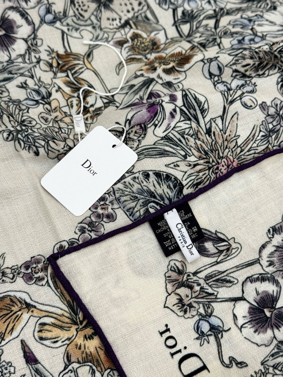 Dior 140双面丝绒印花方巾这款方巾以 Dior Star 图案呈现 Dior 的幸运星，通过该系列