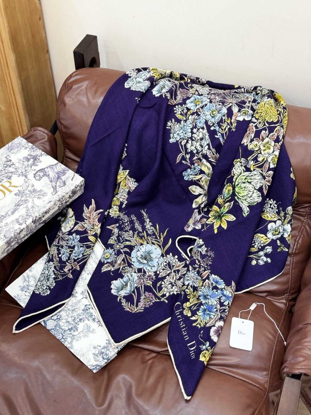 Dior 140双面丝绒印花方巾这款方巾以 Dior Star 图案呈现 Dior 的幸运星，通过该系列