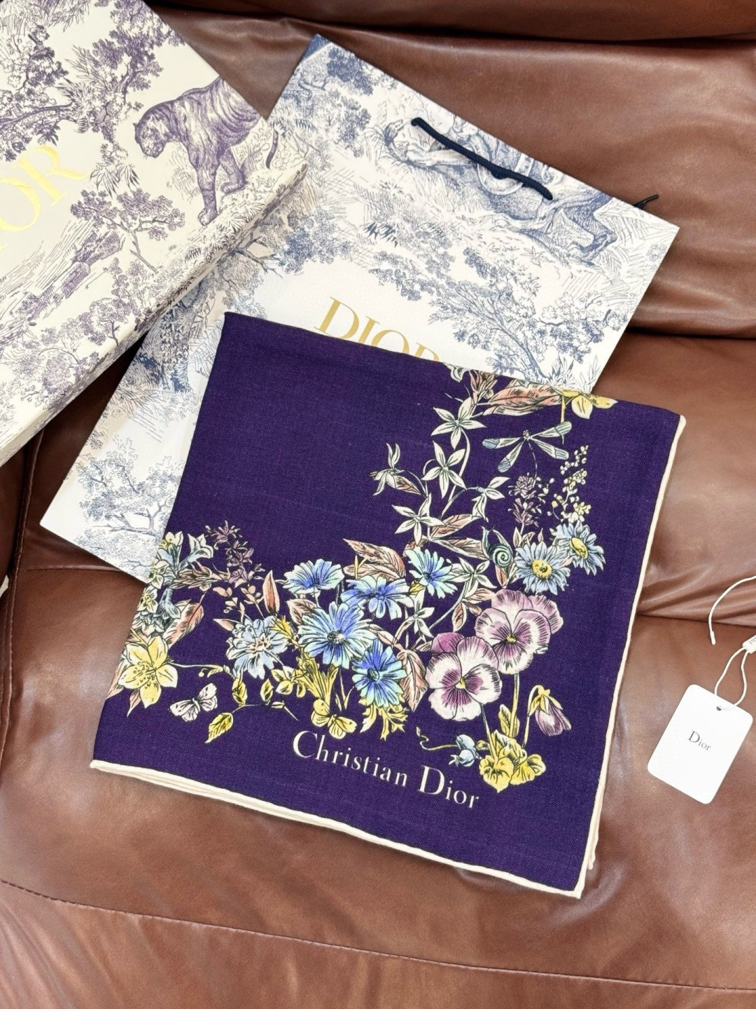 Dior 140双面丝绒印花方巾这款方巾以 Dior Star 图案呈现 Dior 的幸运星，通过该系列