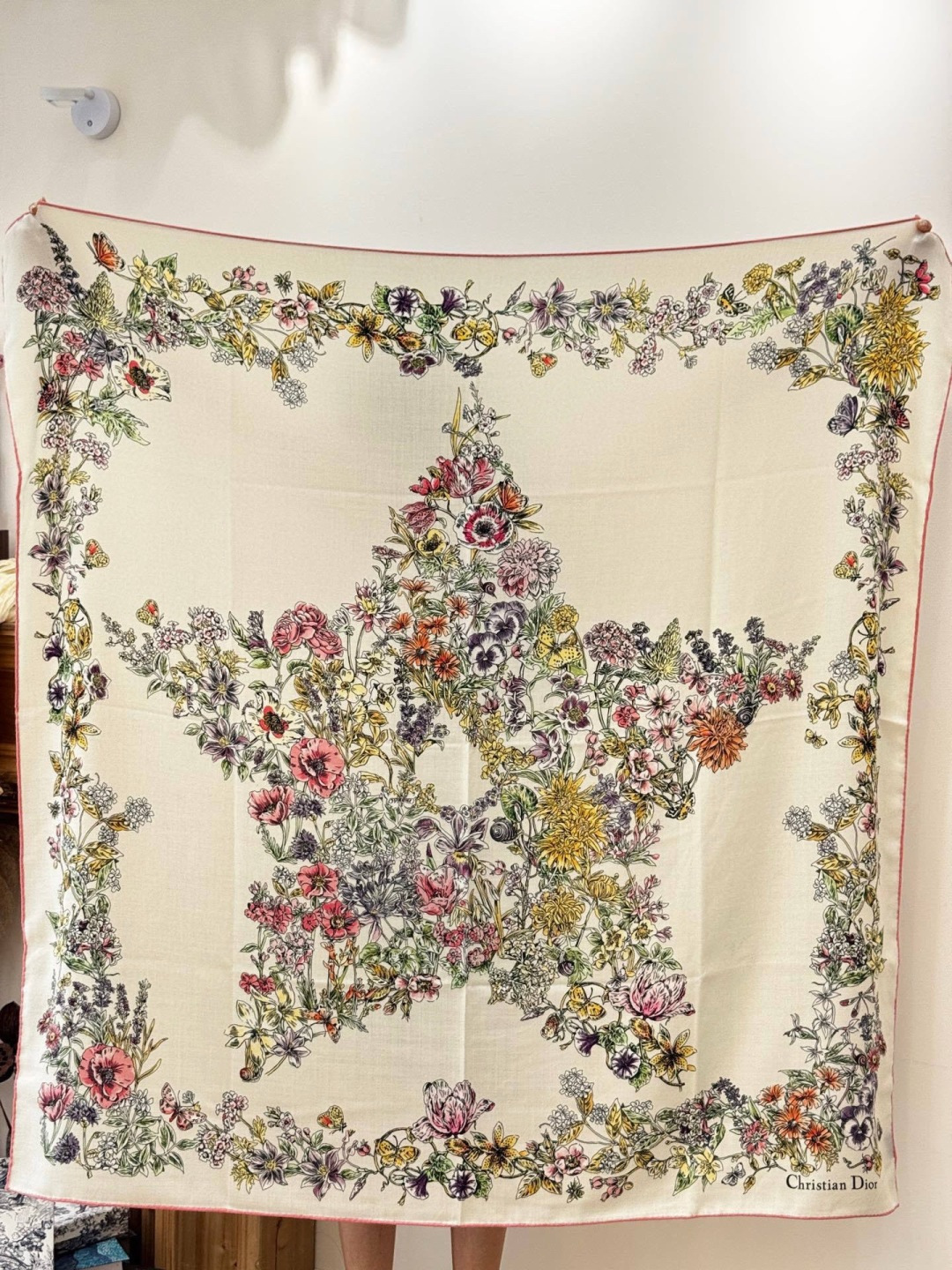 Dior 140双面丝绒印花方巾这款方巾以 Dior Star 图案呈现 Dior 的幸运星，通过该系列