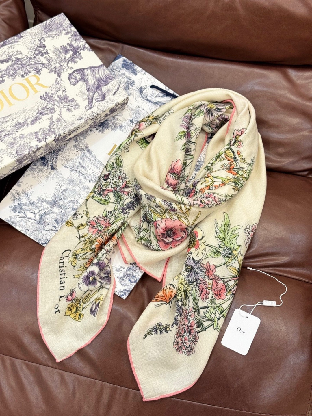 Dior 140双面丝绒印花方巾这款方巾以 Dior Star 图案呈现 Dior 的幸运星，通过该系列