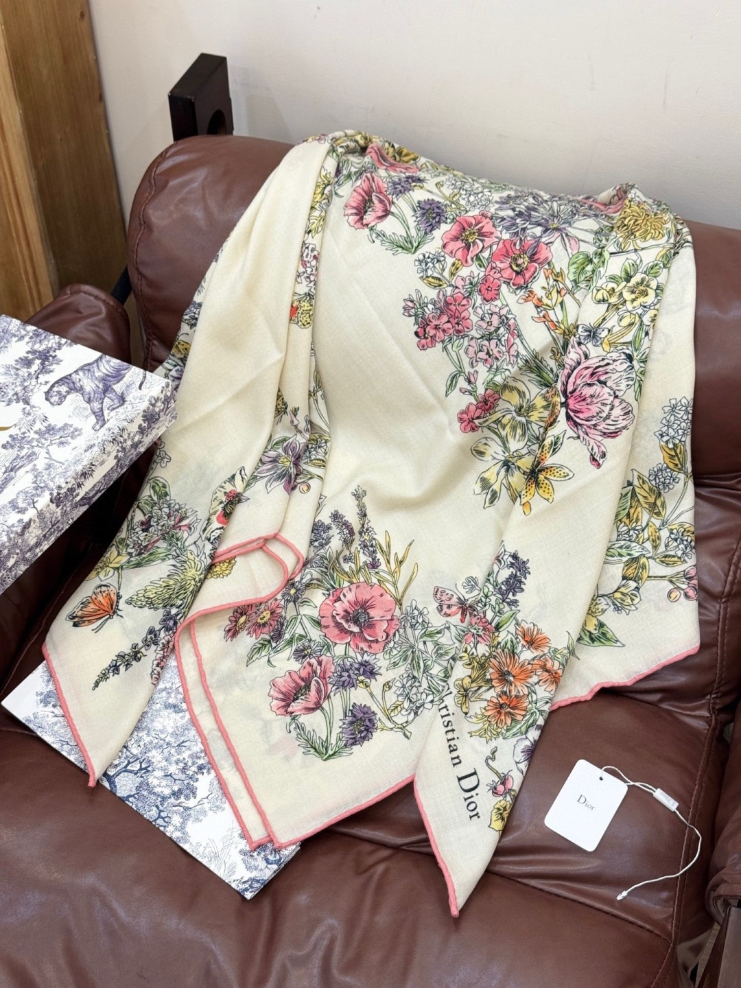 Dior 140双面丝绒印花方巾这款方巾以 Dior Star 图案呈现 Dior 的幸运星，通过该系列